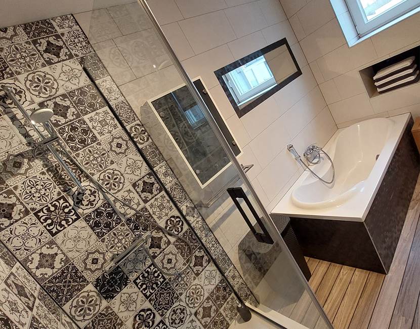 Salle de bain: 1 douche, 1 baignoire, 1 lavabo.