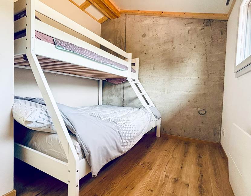 Chambre pour 3 avec lit double 140x190cm + lit simple à l'étage 