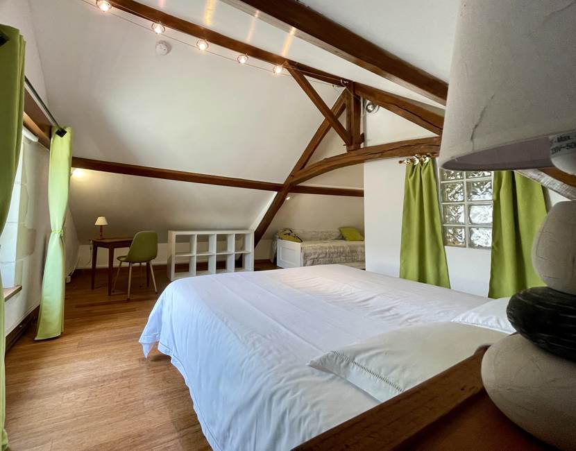 La Grande Chambre Lit King size 180x200 et canapé-lit Queen size 160x200
