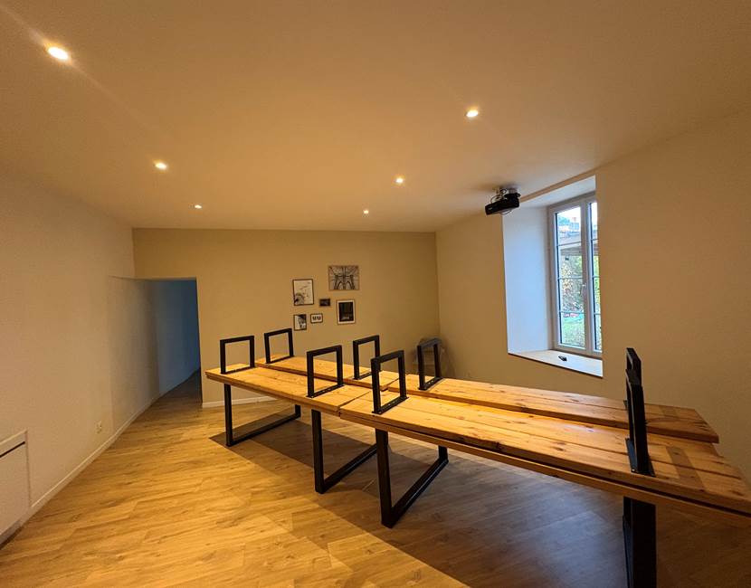 salle-a-manger-lumineux-gite-le-lijaly-bournezeau-vendee-famille-detente-vacances.jpg