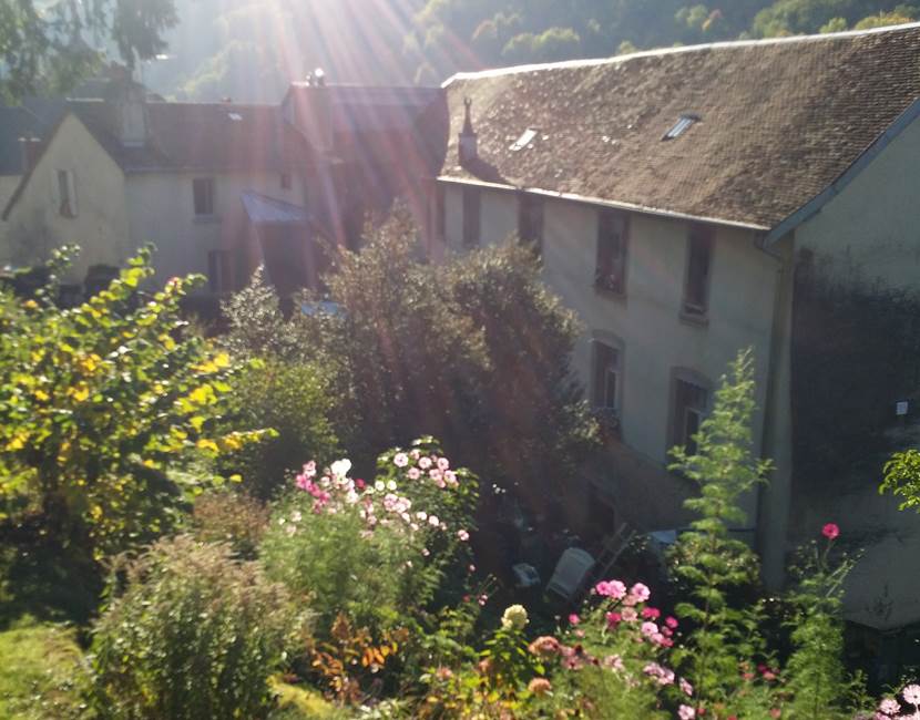 La Maison coté jardin sous le soleil