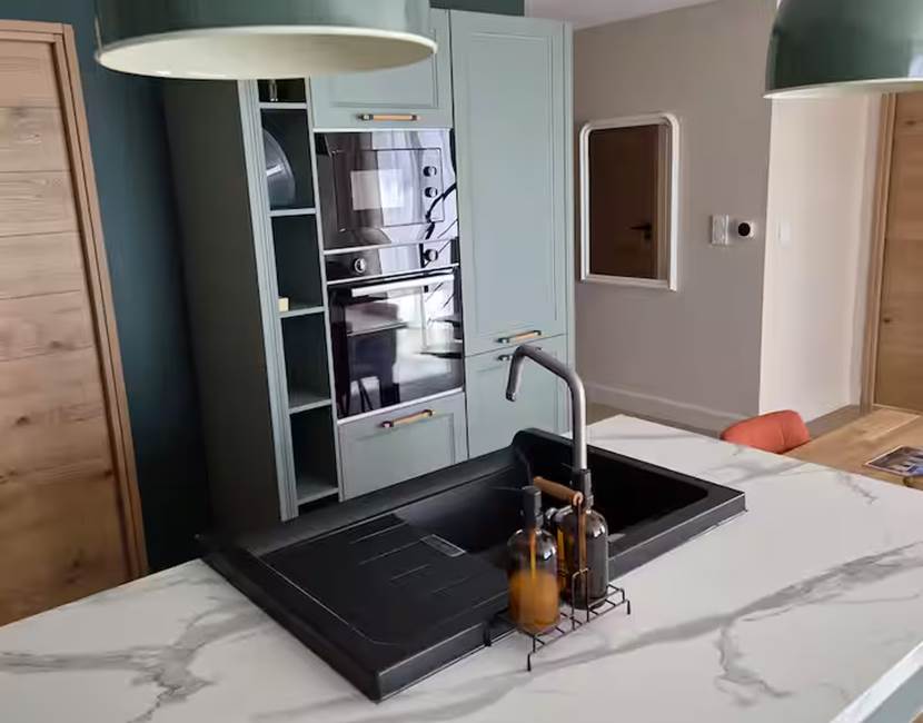 Cuisine équipée – îlot central – maison de vacances tout confort