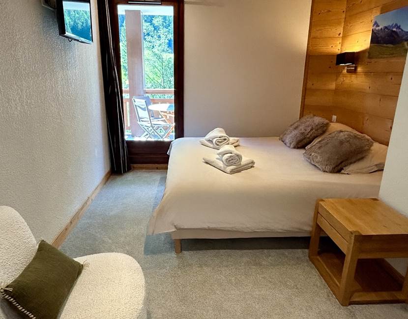 Chambre parentale avec salle de bain (largeur 160, literie neuve)