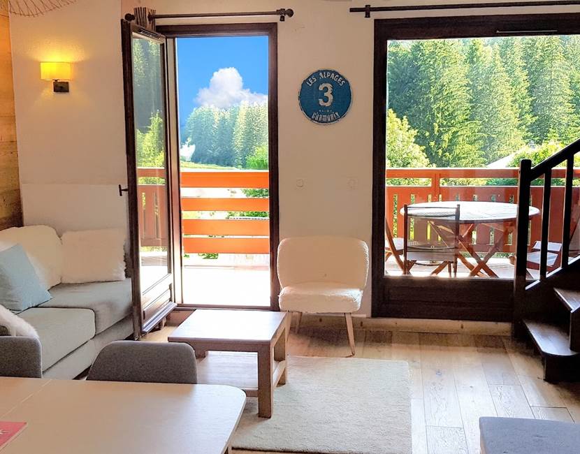 Grand séjour cuisine avec vue dégagée sur les montagnes