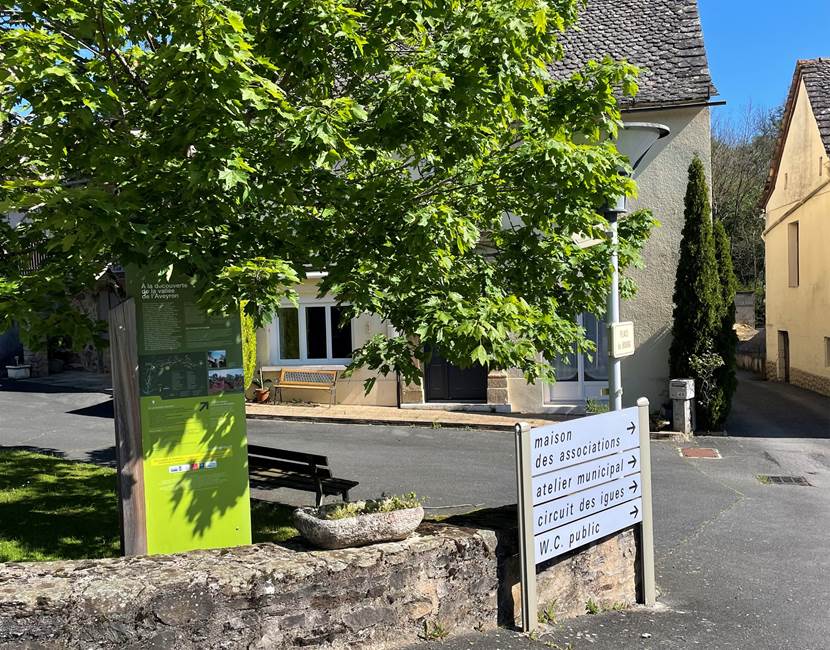 Devant la maison.