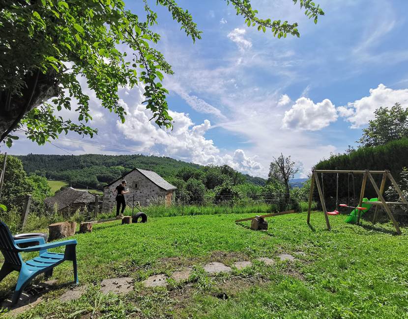 Le jardin est équipé de jeux pour les enfants : balançoires, toboggan, parcours de motricité ...