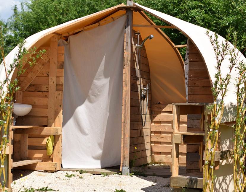 Douche et toilettes en pleine nature