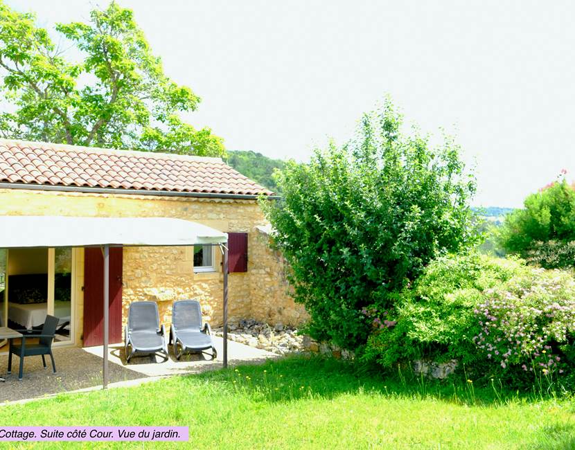 DOMAINE DU CHAMP DE L'HOSTE - chambres d'hôtes à Larzac 24170 - Dordogne - location suite côté cour - location maison de vacances - terrasse -