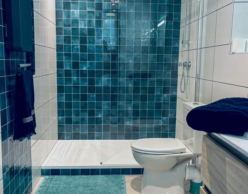 Belle douche spacieuse