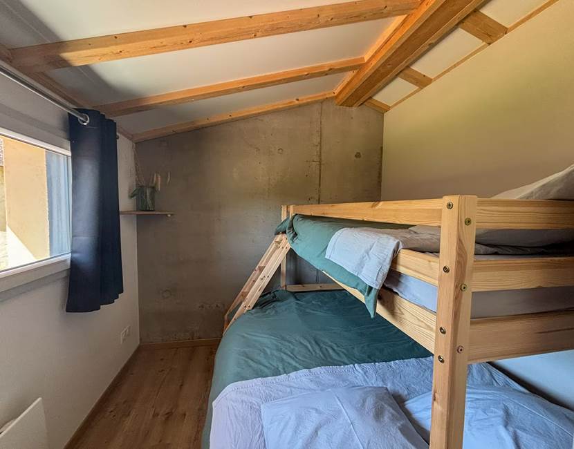 Chambre pour 3 avec lit double 140x190cm + lit simple à l'étage 