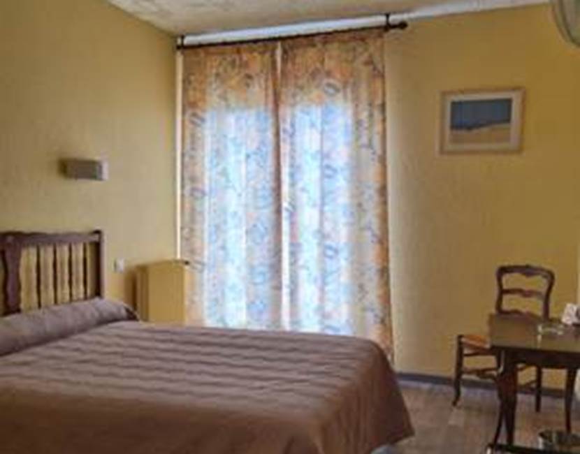 chambre-double-standard-hotel-ambeille