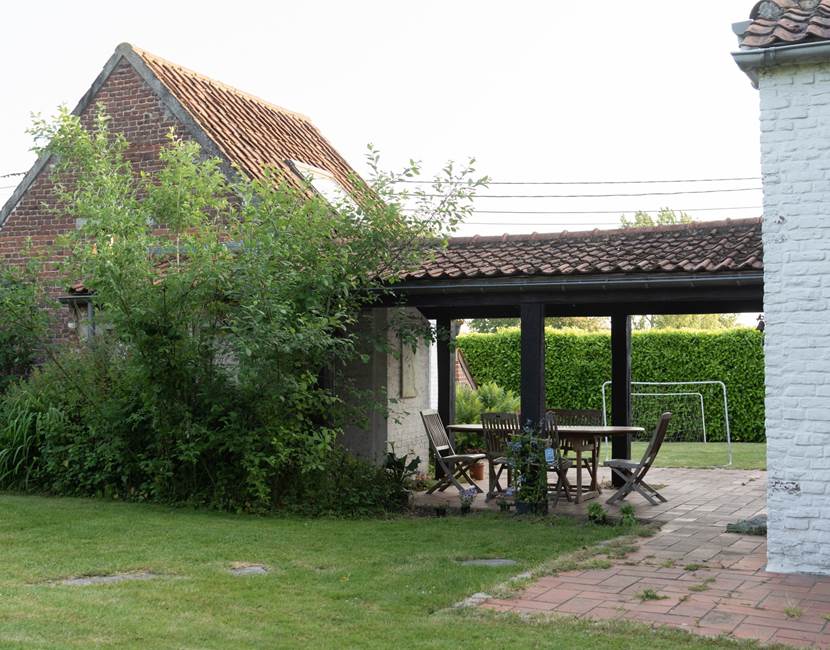chambre dans bâti indépendant à gauche ( vue depuis le jardin) mitoyen avec les propriétaires