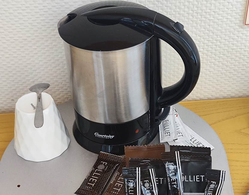 le-Sherman-hotel-thé-café-réfrigérateur-coffre-fort-salle de bain-et-toilettes-séparées