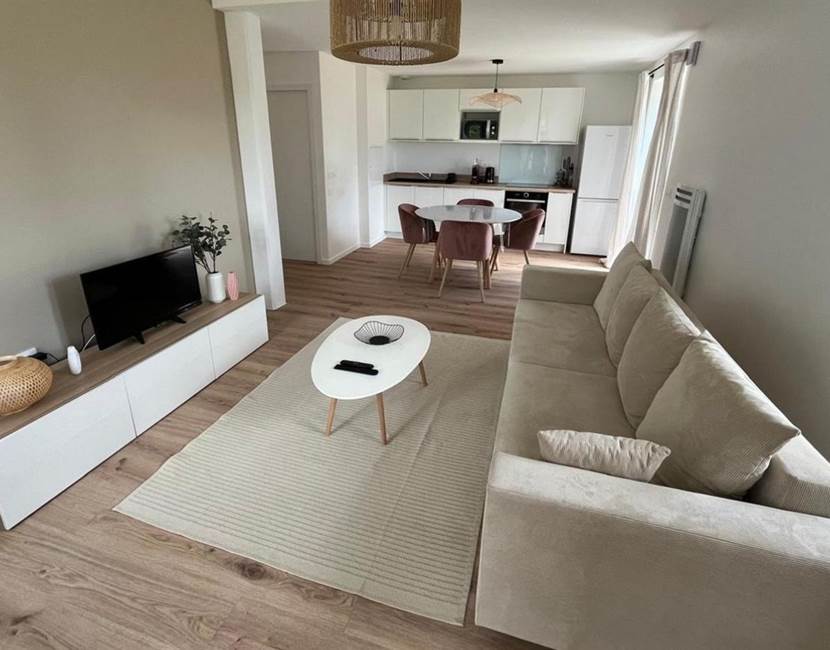 sejour-cuisine-appartement-cambo-les-bains-location.jpg