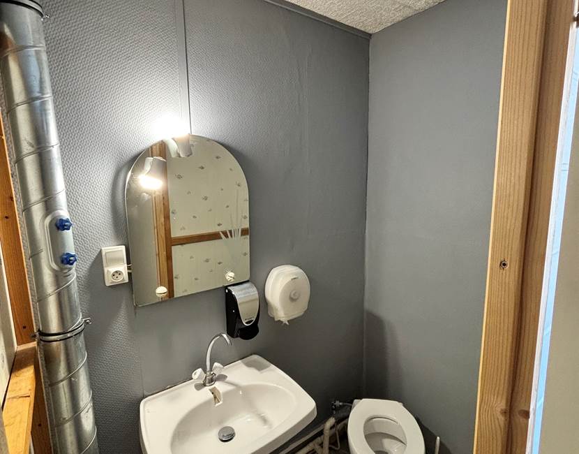 Chambre individuelle, Spacieuse, Lit confortable, vue sur rue calme, douche