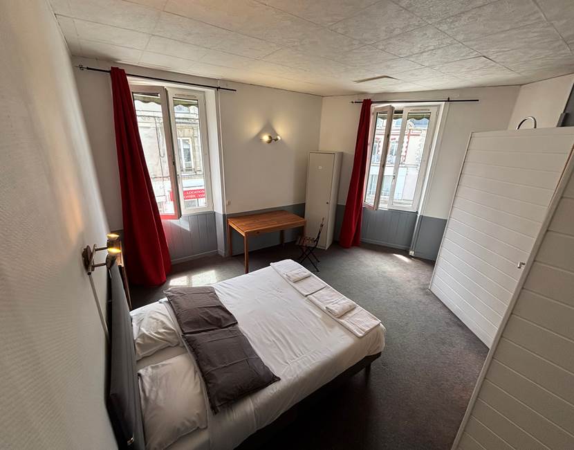 chambre duo, double, spacieuse, confort, vue sur la ville