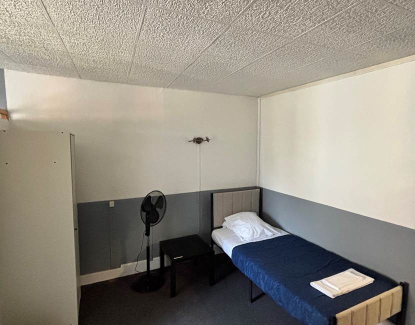 Chambre individuelle, Spacieuse, Lit confortable, vue sur rue calme, douche