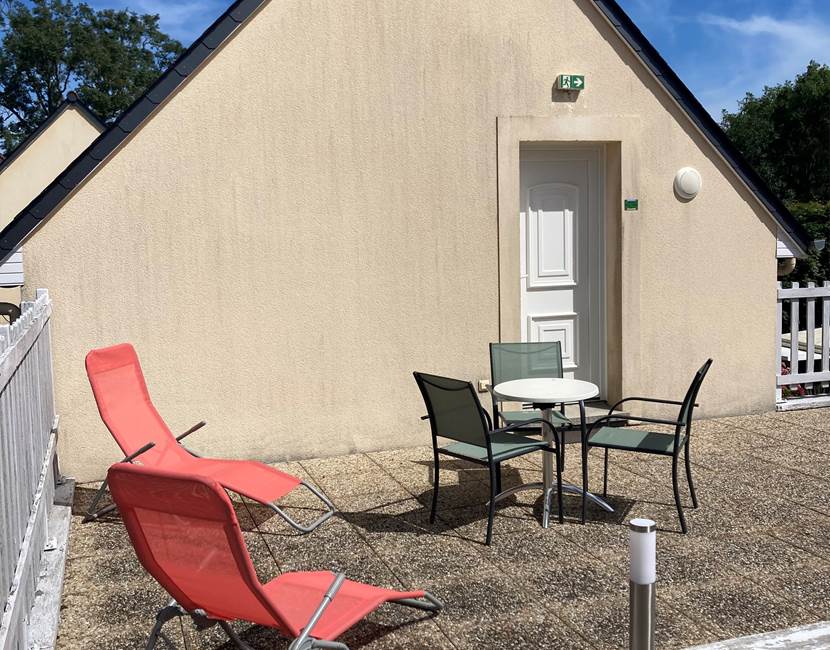 le-sherman-chambre-avec-terrasse-bain-de-soleil-table-et-chaise-de-jardin-calme-verdure-parking