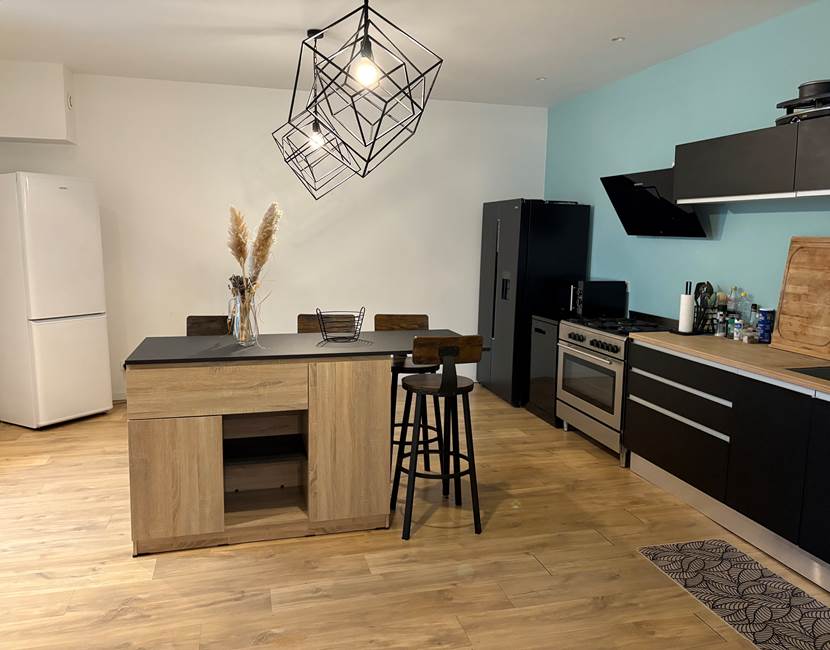 cuisine-ouverte-coin-repas-gite-le-lijaly-bournezeau-vendee-famille-vacances-nature.jpg