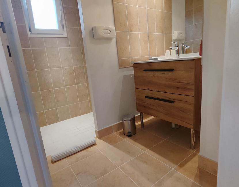 chambre-vue-terrasse-grande-douche-toilettes-séparées-vingt-cinq-m²