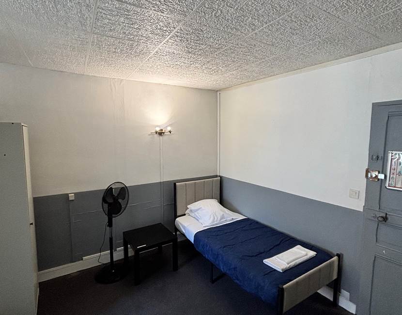 Chambre individuelle, Spacieuse, Lit confortable, vue sur rue calme, douche