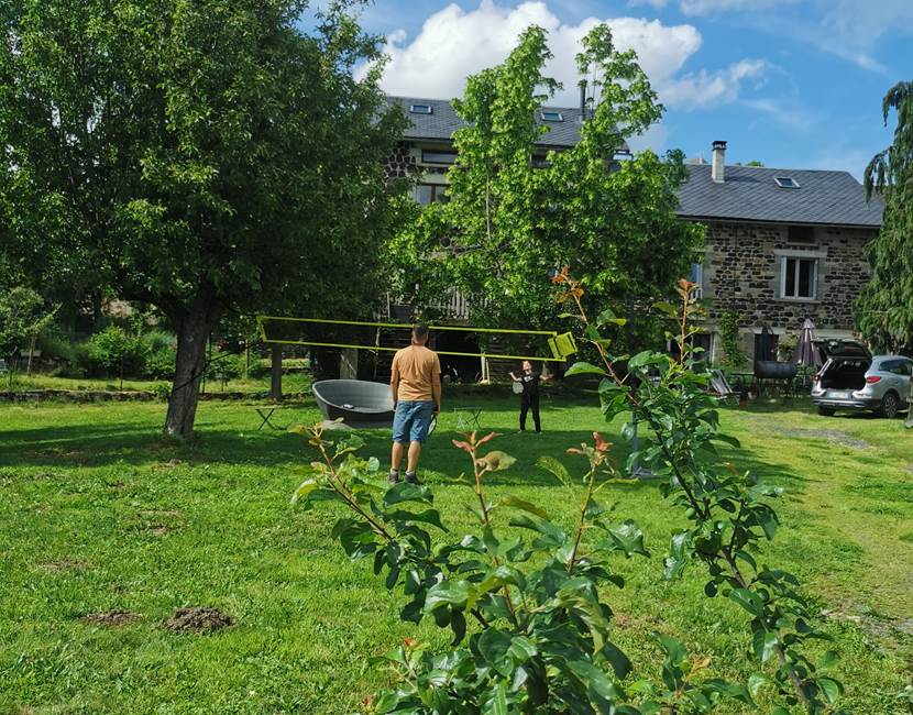 Un grand jardin équipée de jeux pour tous, : balançoires, toboggan, maisonnette, slackline, et filet de badminton aux beaux jours, feu de camp... (partagé avec les propriétaires)
