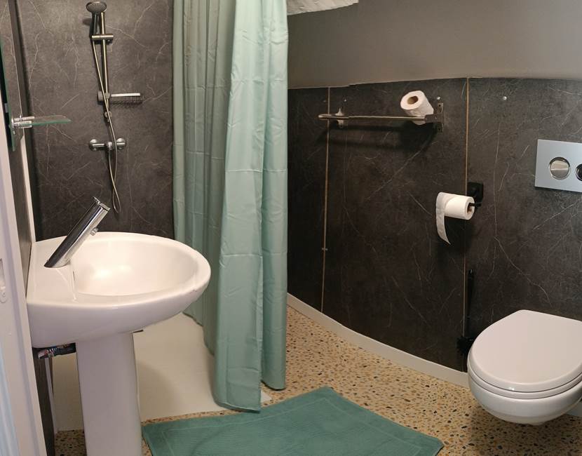 SDB chambre 12.