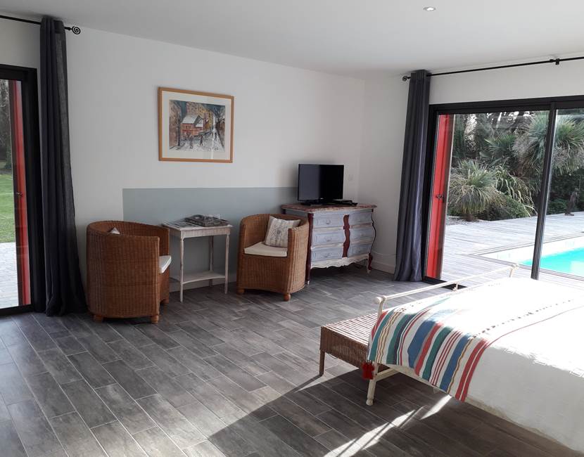 La chambre donne sur la piscine