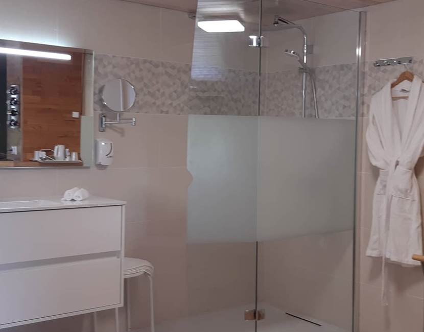salle d'eau ouverte chambre Paul Rebeyrolle - rénovation juin 2021 Le Ranch des Lacs