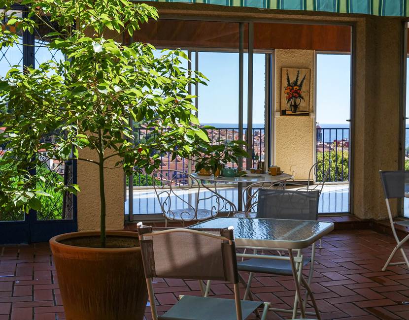 Patio verdoyant avec vue sur Collioure et la mer