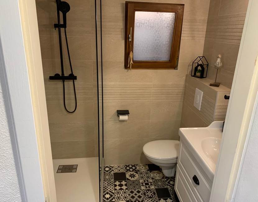 Gîte du merle , salle de douche à l’italienne