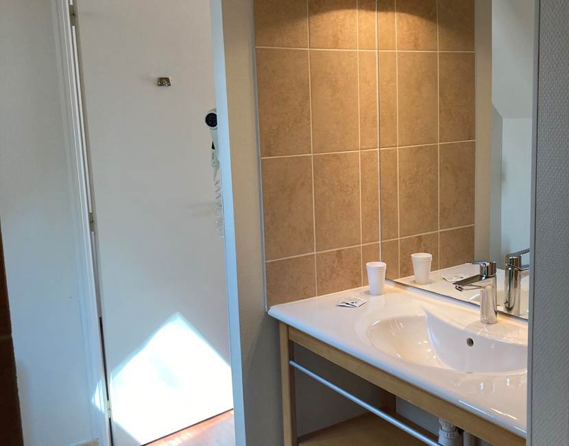 le-sherman-grande-douche-lumineuse-rénovée-couleur-chaude-literie-neuve-couette-ménage-quotidien
