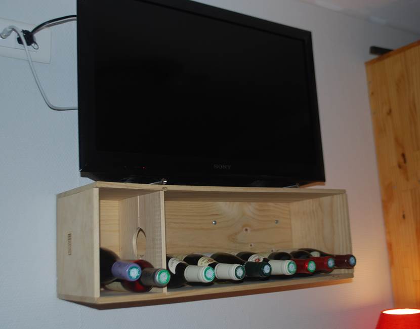 ecran plat et suggestion de vins Chambre La Pousse d'Or Maison de Charme
