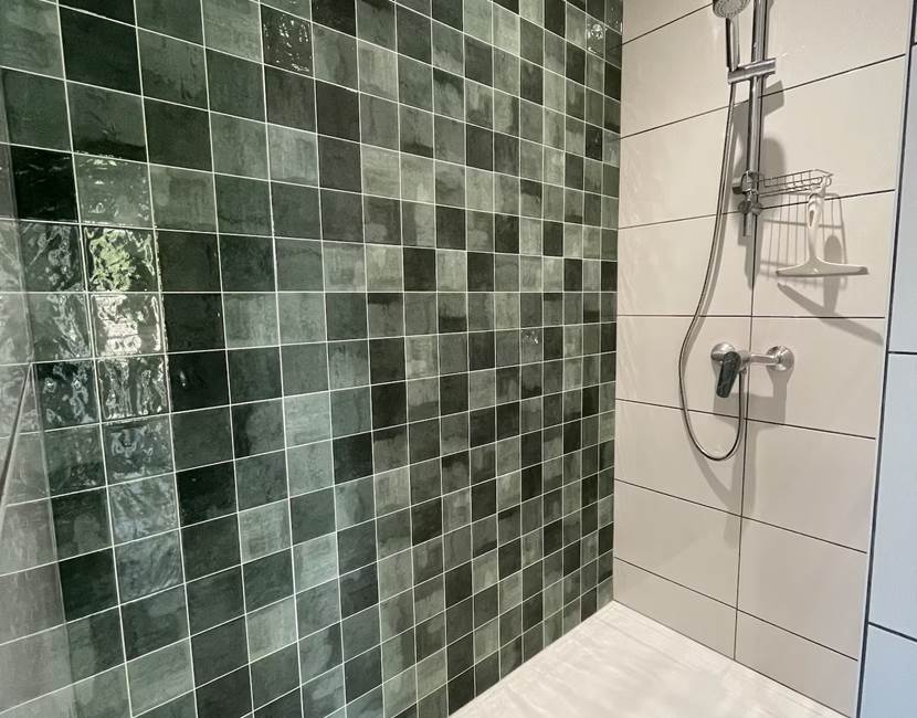 Belle douche spacieuse