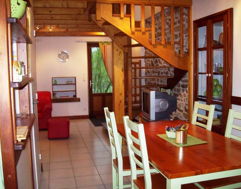 Depuis la cuisine,  vue sur la porte d'entrée,  au soleil l'après-midi !