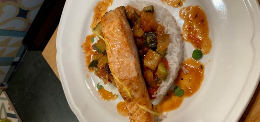 Saumon rôti, légumes d'été, riz