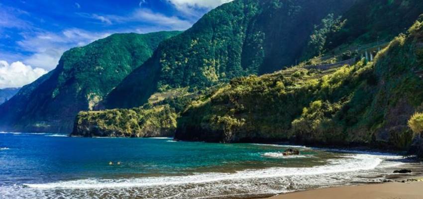 Plage de sable noir Seixal