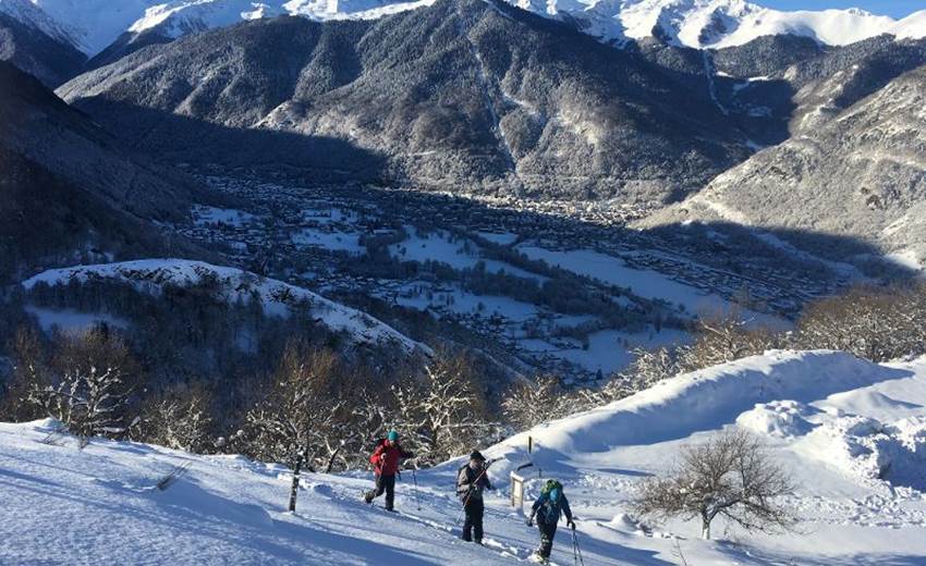 Départ dans la poudreuse vers les crêtes de la Pique