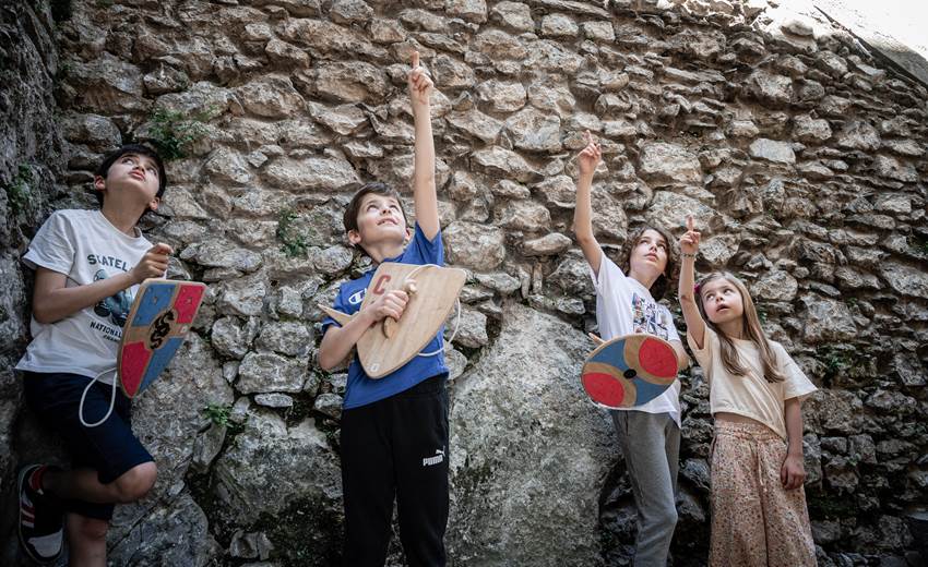 Chateau-Lourdes-visite-Pyrénées-jeu-enfant