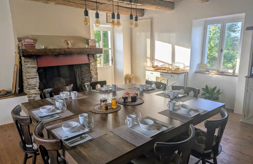 table-hotes-saisonnee-petit-dejeuner-diner-lumineux-centres-aveyron.jpg-photo-page