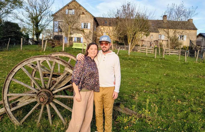 couple-devant-maison-hotes-saisonnee-campagne-centres-aveyron.jpg-photo-page