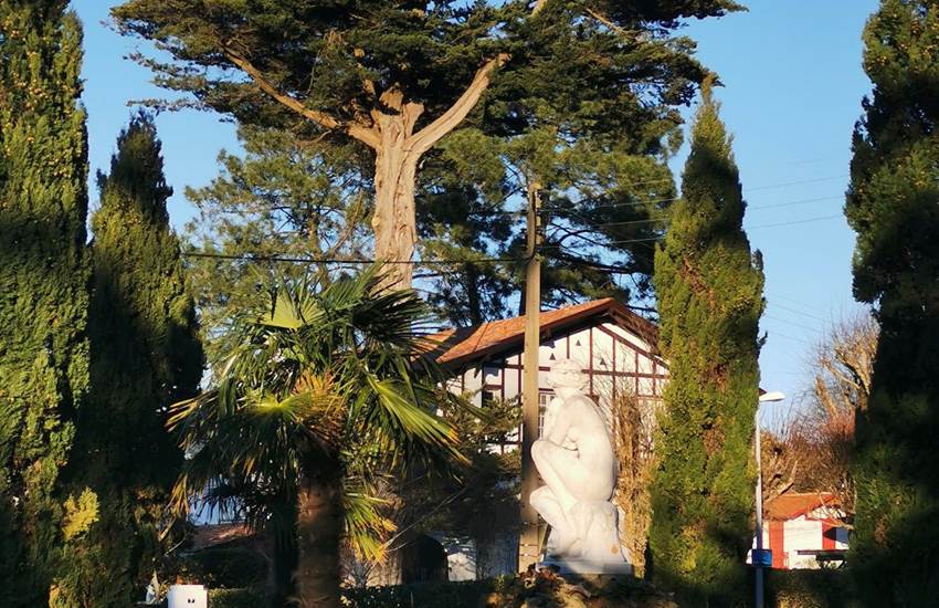 Une place de quartier de Biarritz-photo-page
