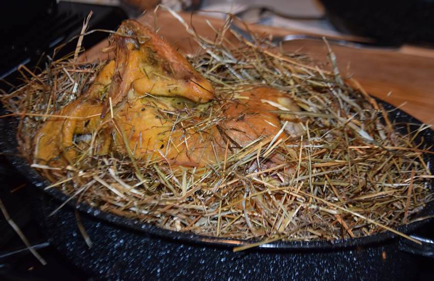 Poularde fermière cuite au foin bio-photo-page