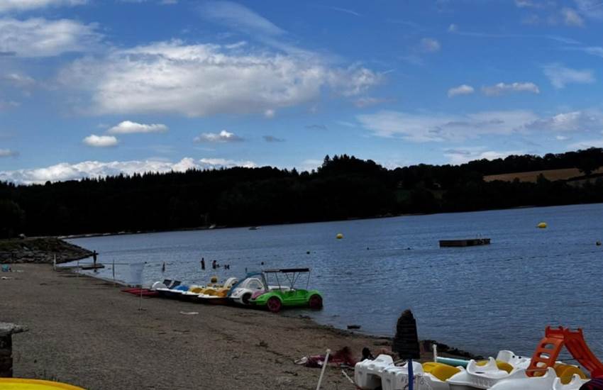 lac-de-pareloup-plage-baignade-activites-famille-proche-saisonnee-chambres-hotes-aveyron.jpg-photo-page
