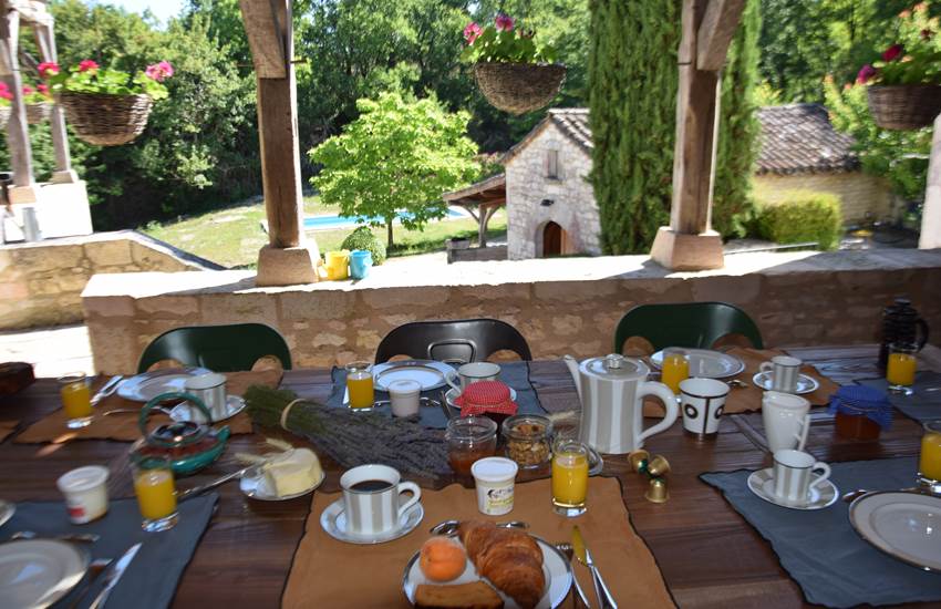 Vue sur la piscine étincelante, chambres d'hôtes dans le Lot-photo-page