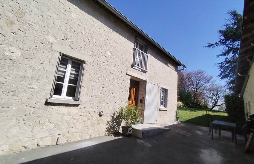 ACCES AUX 2 GITES PAR LA COUR INTERIEURE-photo-page