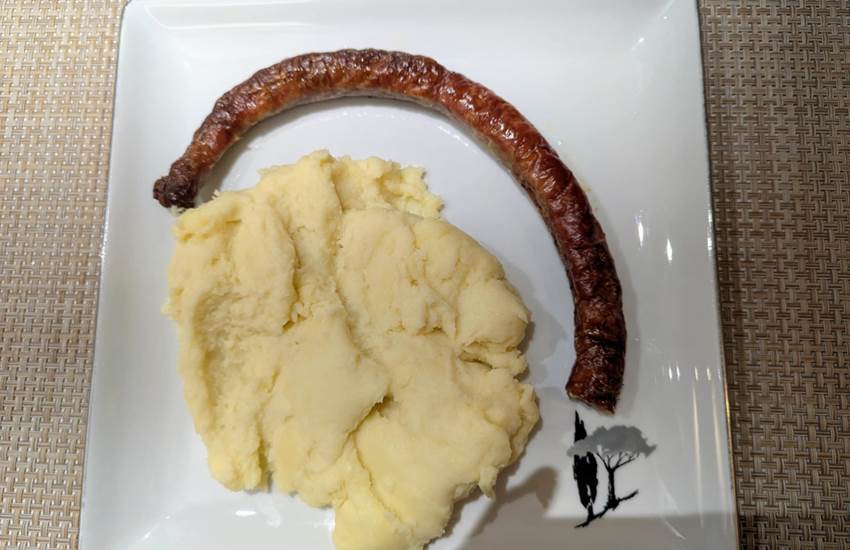 aligot-saucisse-saisonnee-specialite-aveyronnaise-table-hotes-centres.jpg-photo-page