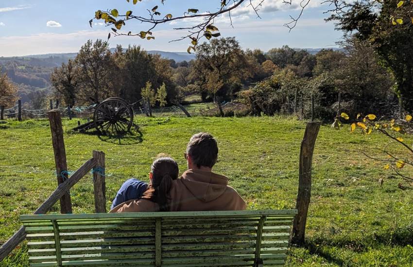 moment-couple-nature-paysage-vue-vallee-saisonnee-maison-hotes-bien-etre-aveyron.jpg-photo-page