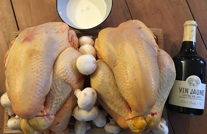 Préparation d'une poularde à la crème et au vin jaune-photo-page