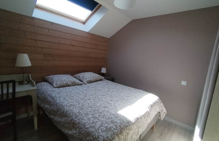 GITE HEDONISTE 2 A L ETAGE CHAMBRE 2 VELUX AVEC COIN BUREAU-photo-page